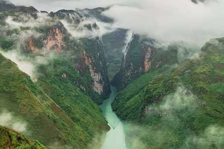 Hà Giang - Nhìn từ trên cao, dòng sông Nho Quế (huyện Mèo Vạc) như một sợi chỉ xanh mướt vắt ngang qua hẻm núi Tu Sản như bức tranh thuỷ mặc kỳ vĩ của tạo hoá