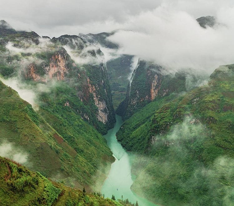 Hà Giang - Nhìn từ trên cao, dòng sông Nho Quế (huyện Mèo Vạc) như một sợi chỉ xanh mướt vắt ngang qua hẻm núi Tu Sản như bức tranh thuỷ mặc kỳ vĩ của tạo hoá