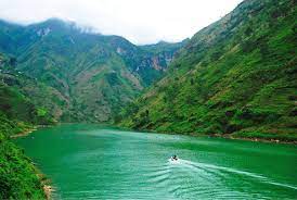 Hà Giang - Nhìn từ trên cao, dòng sông Nho Quế (huyện Mèo Vạc) như một sợi chỉ xanh mướt vắt ngang qua hẻm núi Tu Sản như bức tranh thuỷ mặc kỳ vĩ của tạo hoá